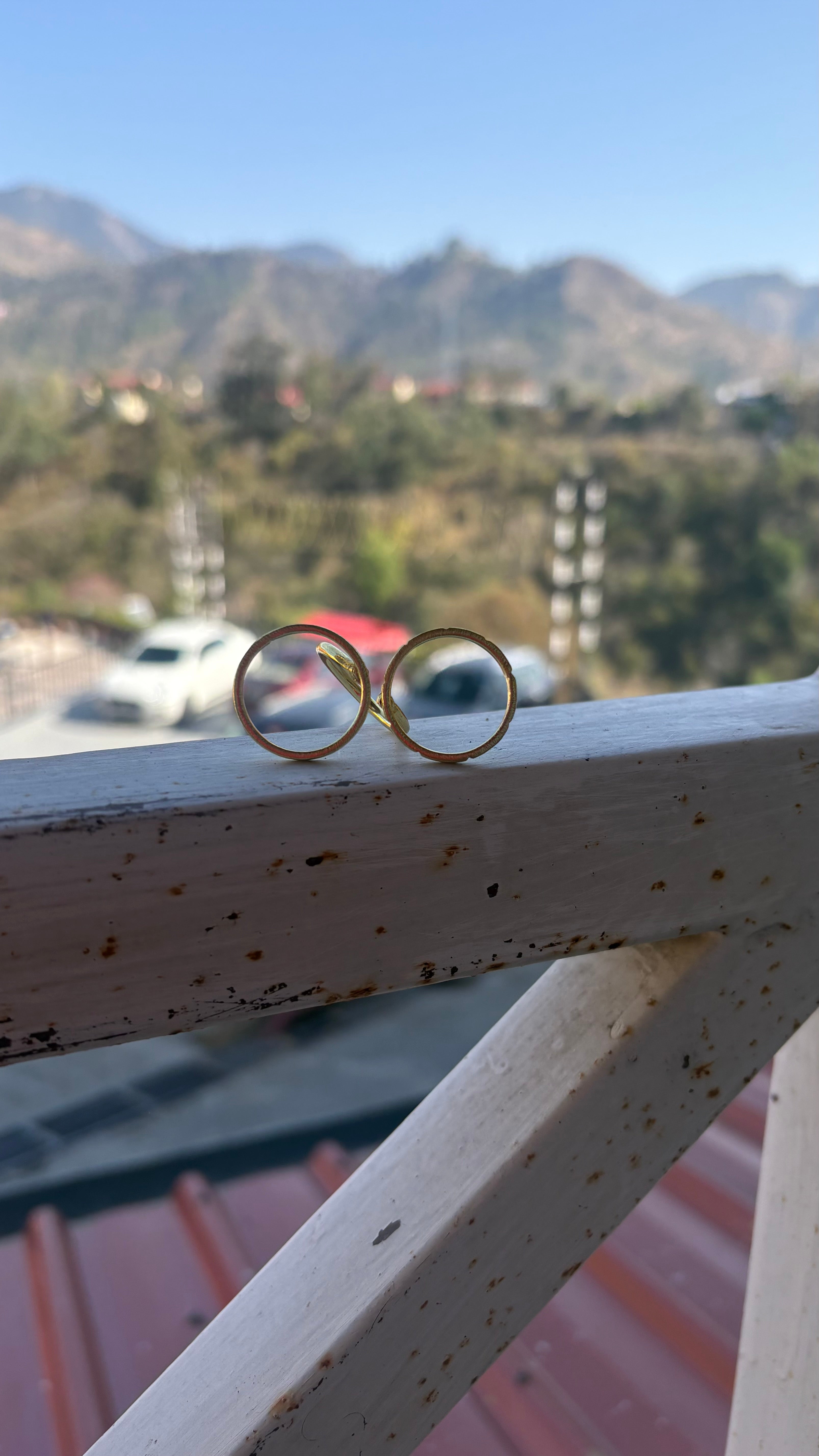 Minimal textured gold ring - Riverblend
