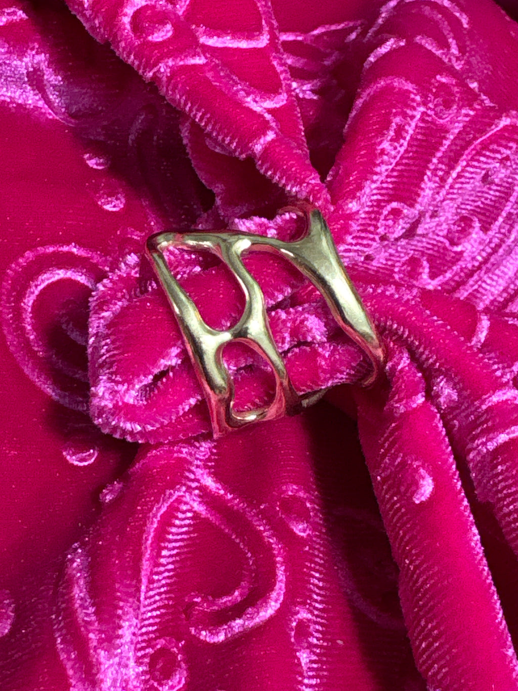 Structured adjustable ring