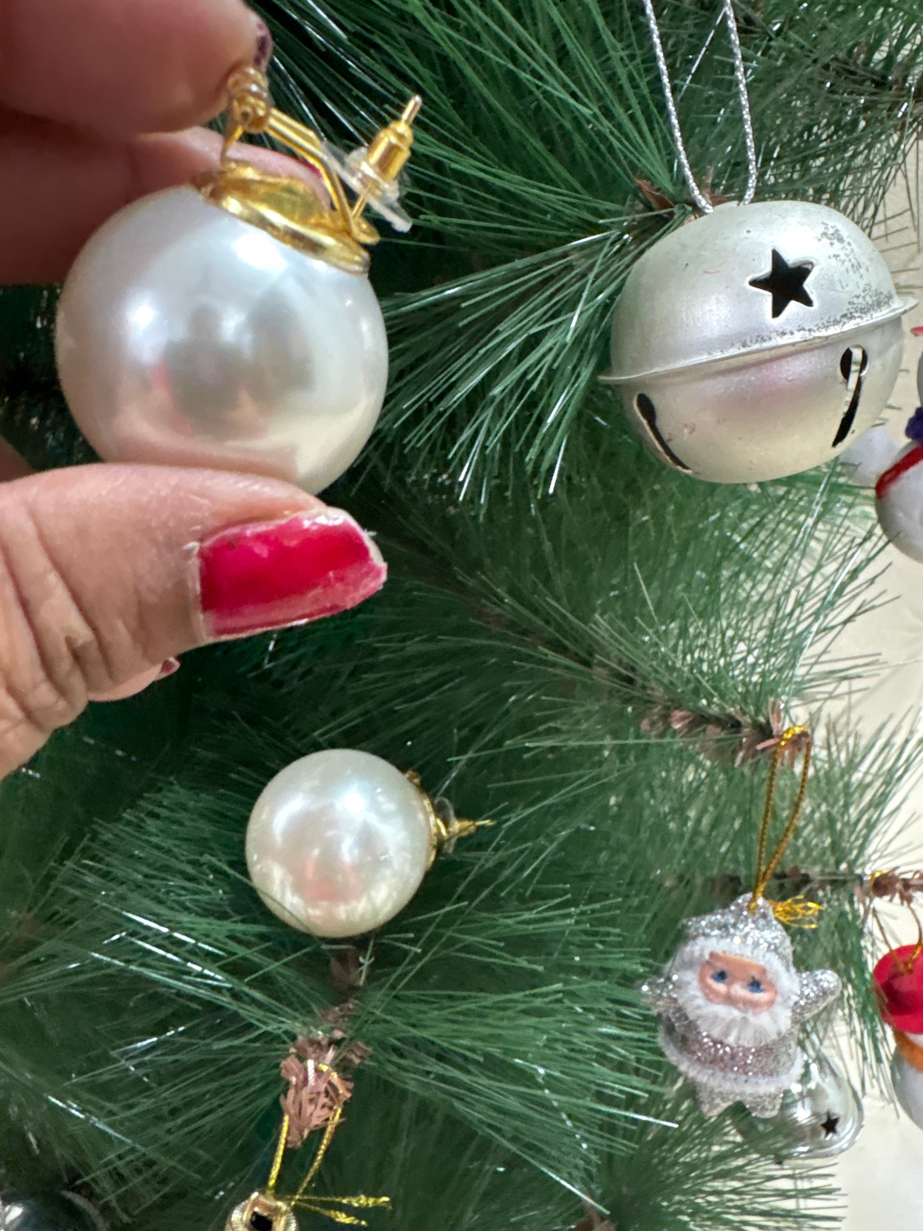 Ivory white pearl studs (25mm)