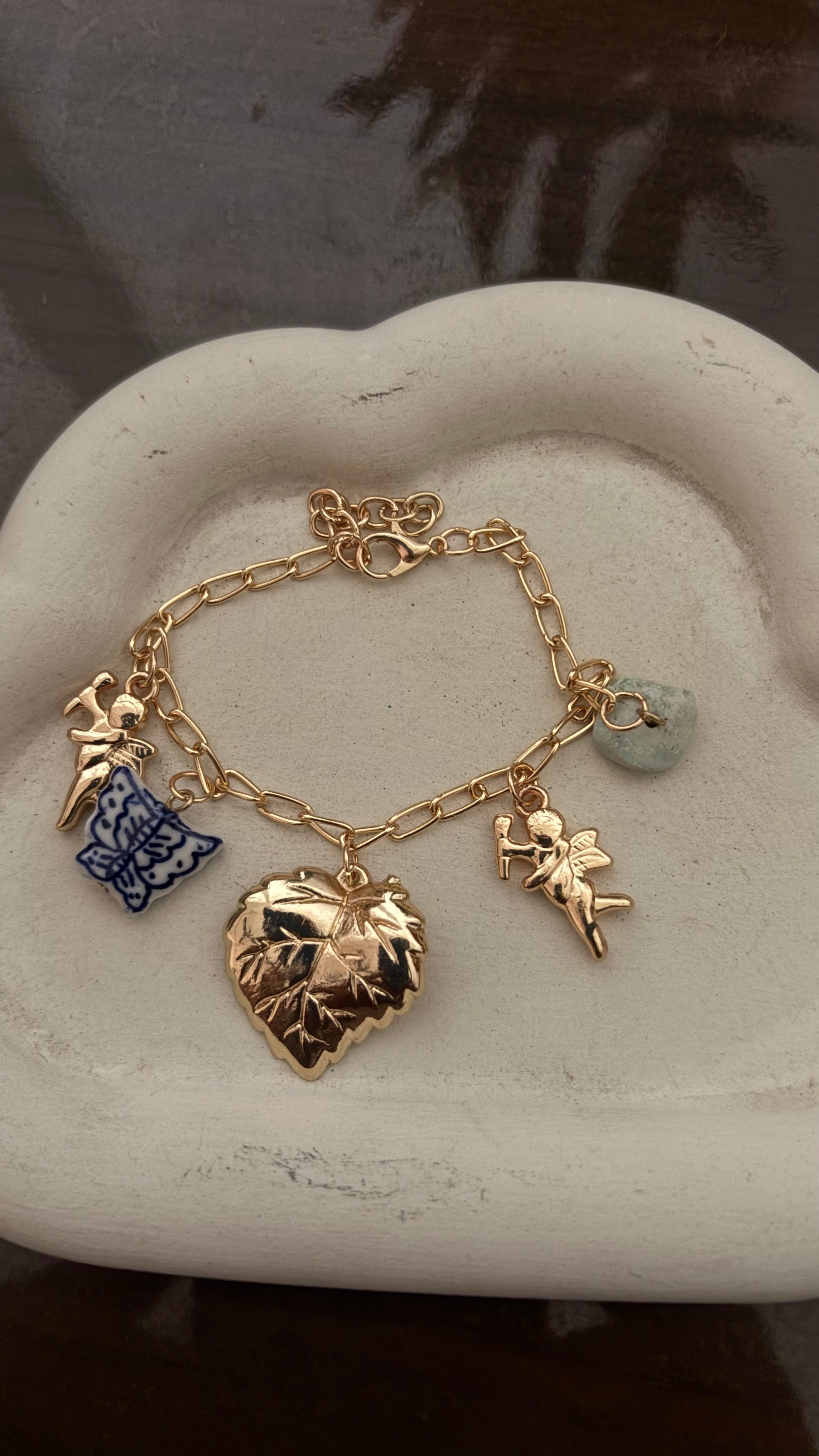 Gold heart chain bracelet