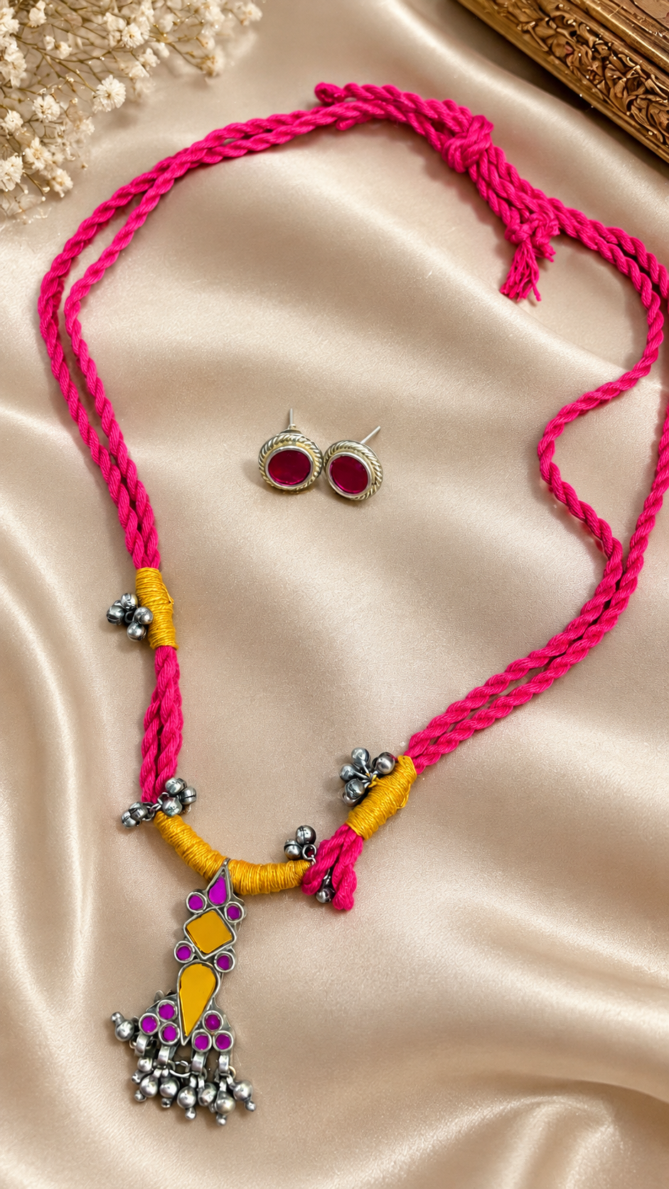 Thread pink necklace